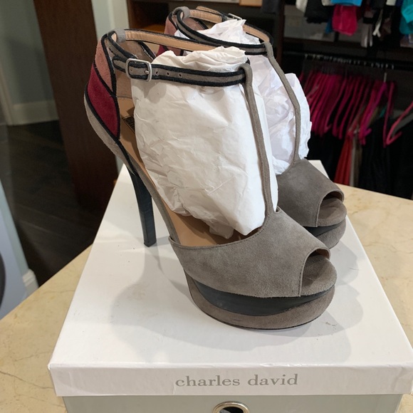 Charles David T-Trap Suede platform heel - Picture 6 of 6